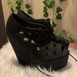 Cutout wedgies 🖤